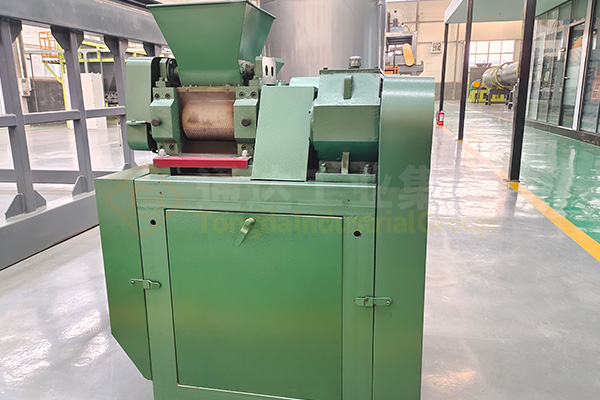 復合肥生產線配套的對輥擠壓造粒機造粒優勢是什么