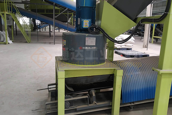 籠式粉碎機適用于什么物料?籠式粉碎機產(chǎn)品特點