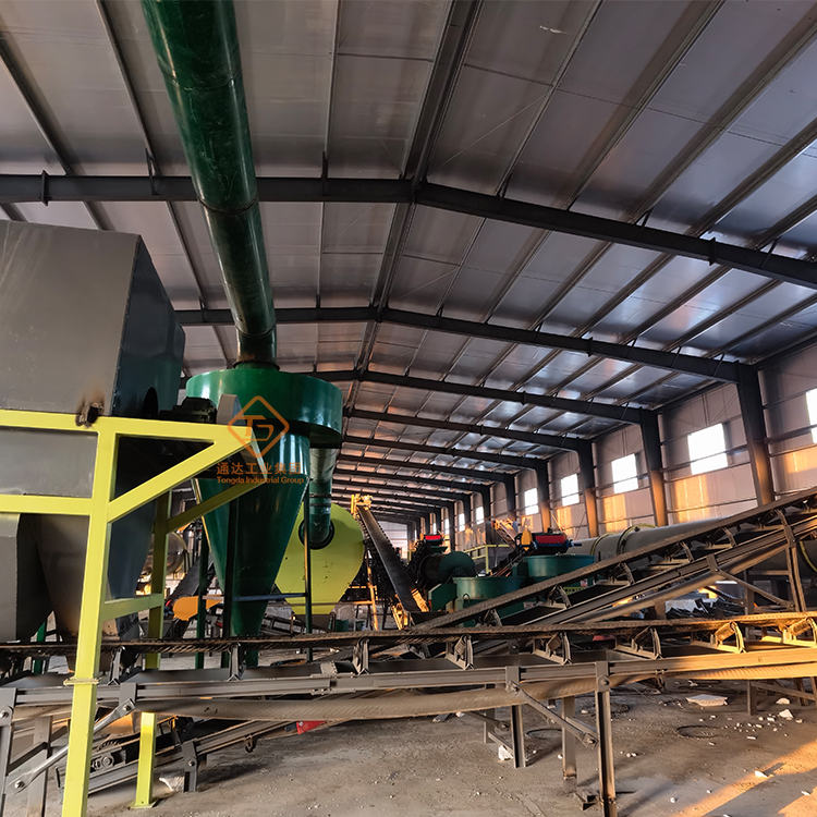 在選擇微生物菌肥造粒設備時，建議考慮以下因素：生產能力：根據實際生產需求，選擇適合的設備型號和規格，以確保設備能夠滿足生產需求，并提高生產效率。